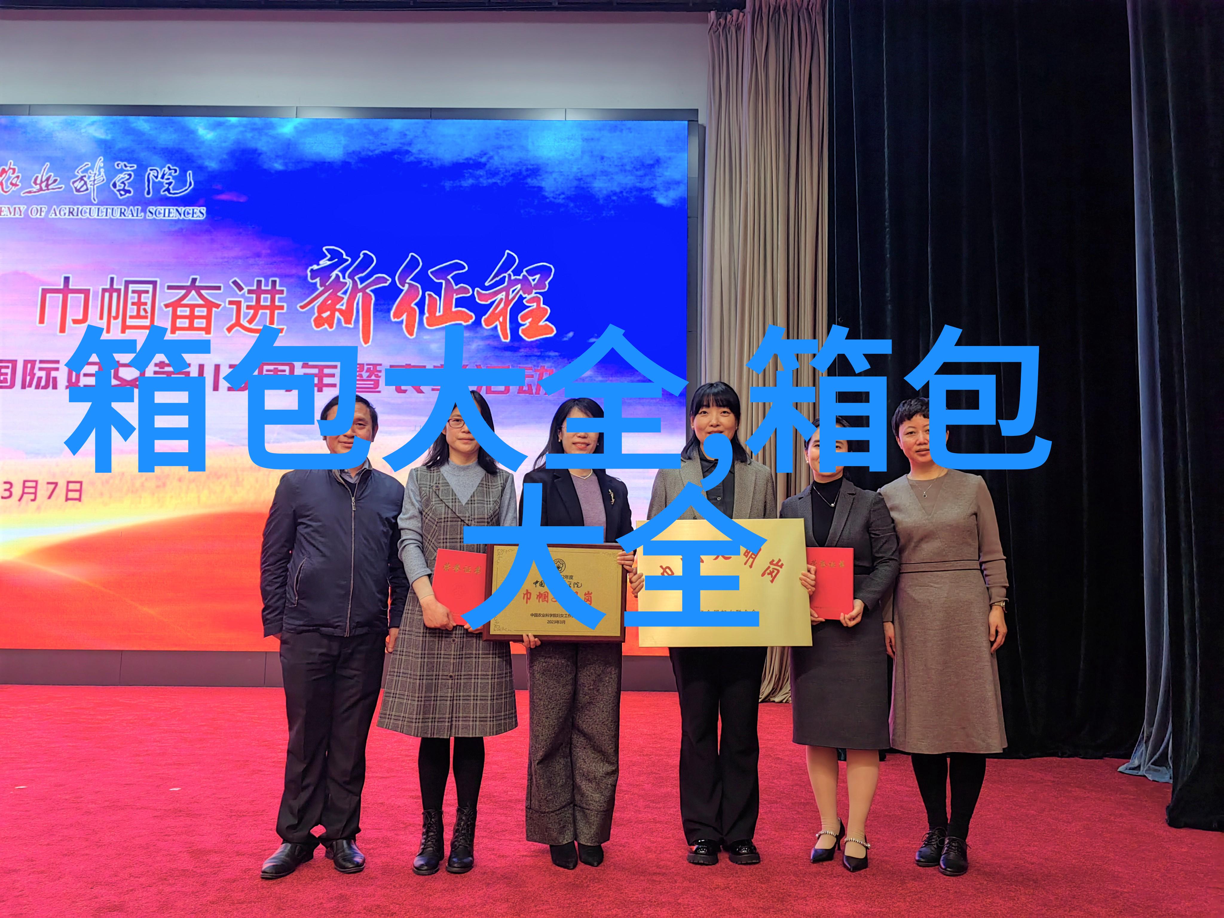 男生黑色羽绒服里面穿什么颜色格子衫好看
